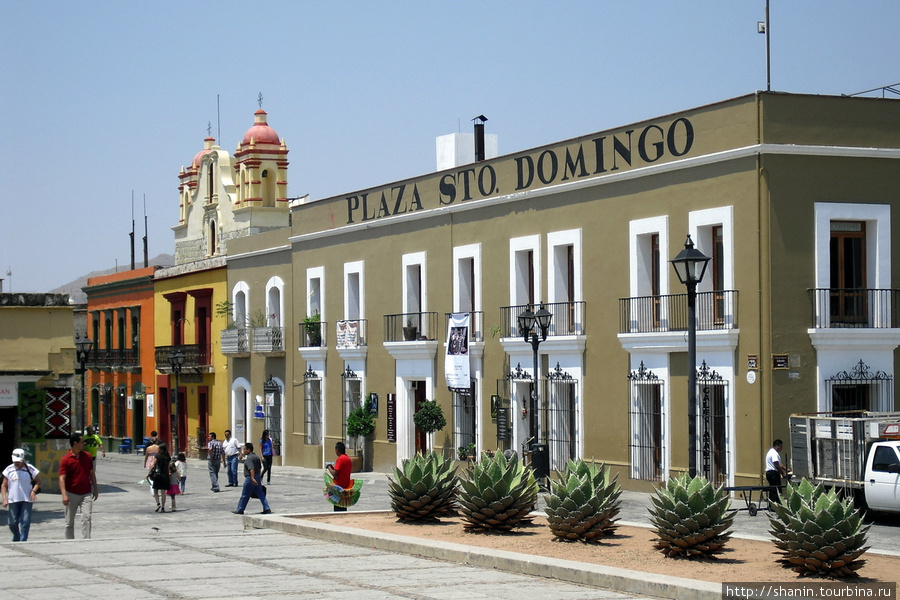 Дом на площади перед доминиканским собором Оахака, Мексика