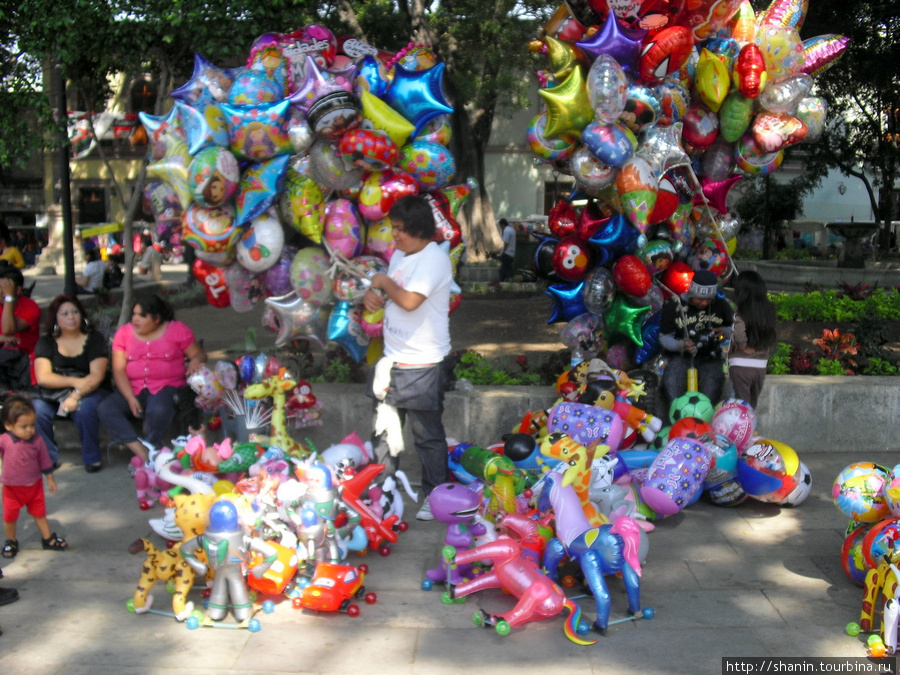 Торговцы шариками на площади перед кафедральным собором Оахака, Мексика