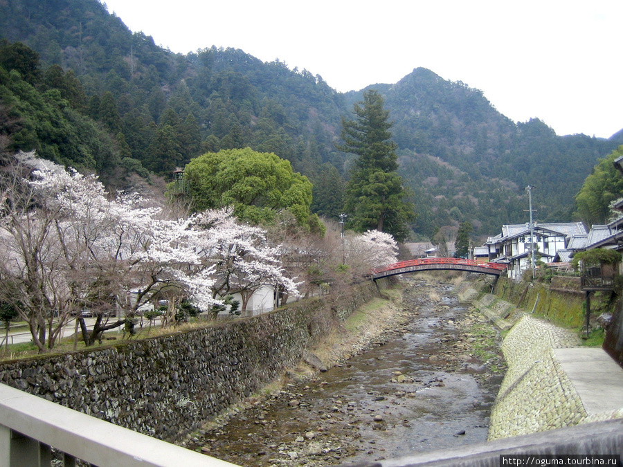 Вид с моста ведущего к храму Уда, Япония