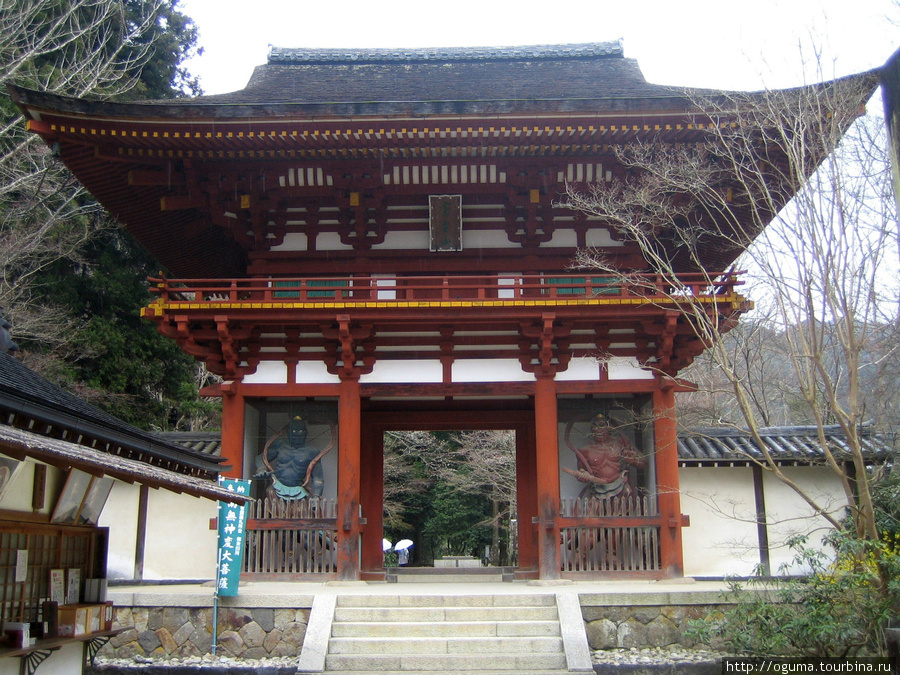 Главные ворота в храм Уда, Япония