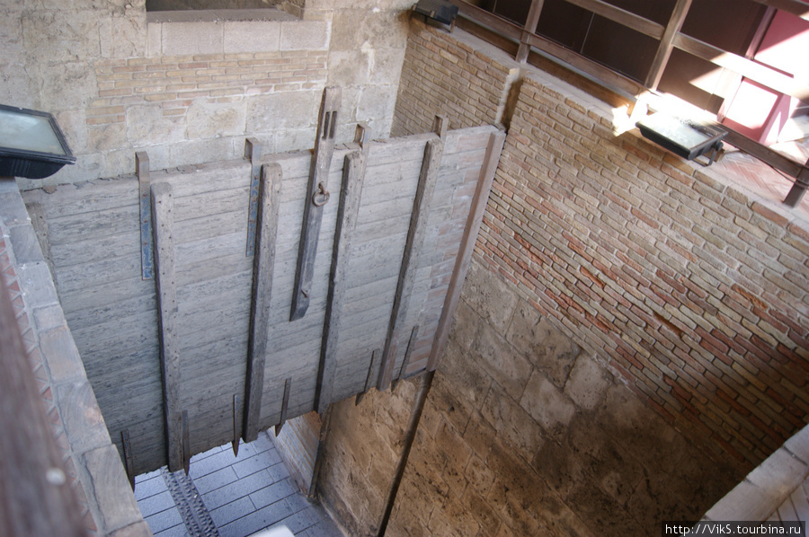 Вход на башню платный. Подъемные ворота с башни. Кальяри, Италия