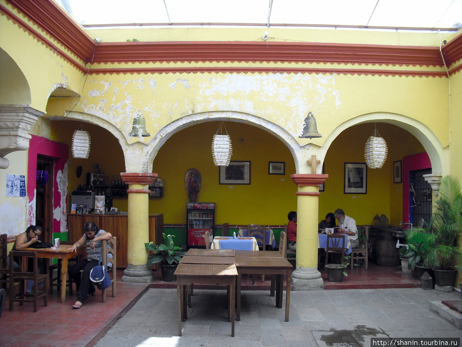 Во внутреннем дворе на сувенирном рынке в Оахаке Оахака, Мексика