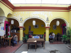 Во внутреннем дворе на сувенирном рынке в Оахаке