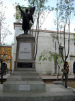 Памятник перед храмом Девы Марии Гваделупской