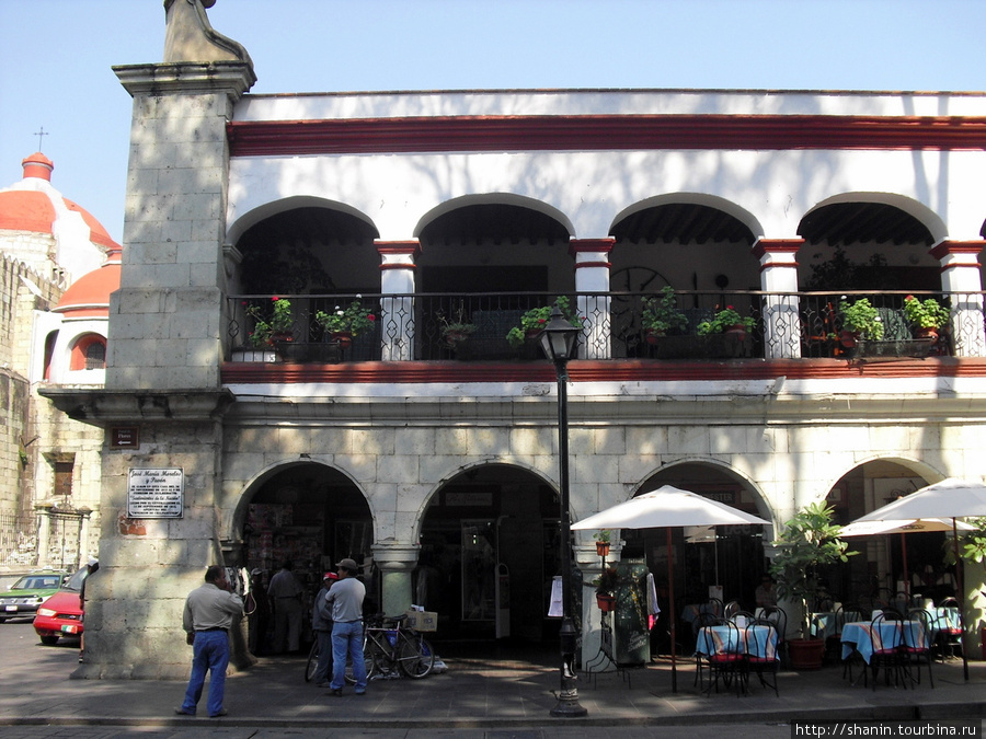 Здание с арками на центральной площади Оахака, Мексика