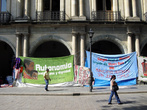 Плакаты на фасаде муниципаоитета