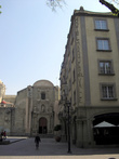 Вид с центральной площади на боковой вход в кафедральный собор