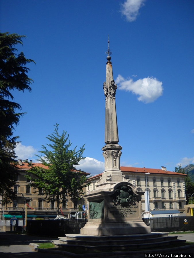 Вид на памятник с площади Лугано, Швейцария