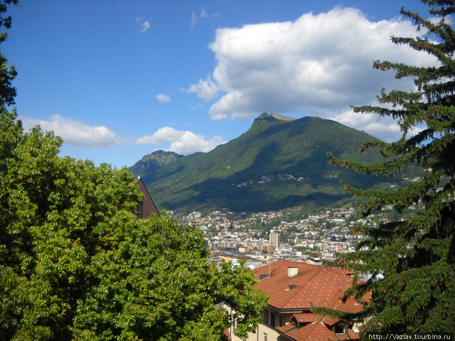 Зелень гор и синева неба Лугано, Швейцария
