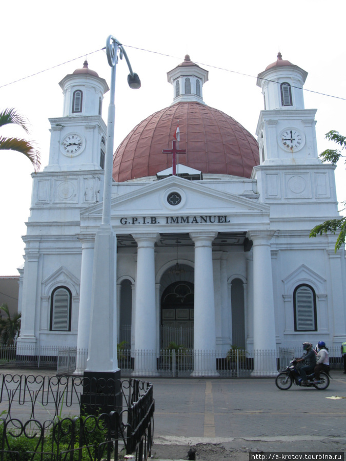 Христианская церковь. В городе вообще много христиан Семаранг, Индонезия