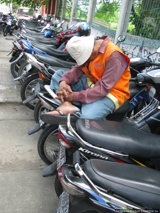 Много и мотоциклистов Семаранг, Индонезия
