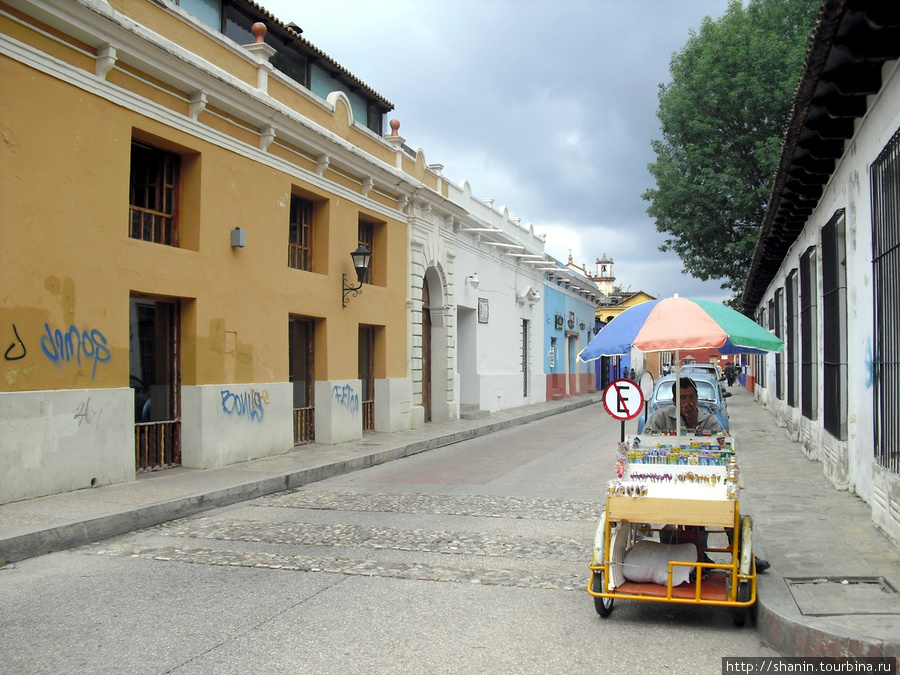 Улица к арке Кармен Сан-Кристобаль-де-Лас-Касас, Мексика
