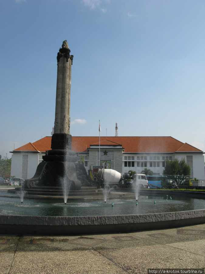 Главный Памятник на Главной Площади Семаранг, Индонезия