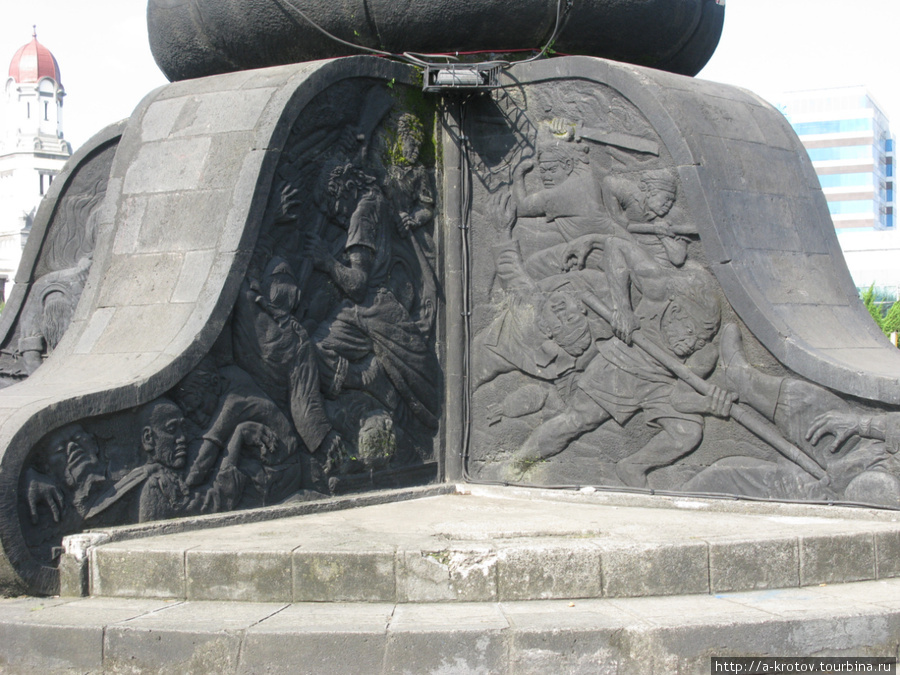 На памятнике — героические эпизоды войны за независимость Семаранг, Индонезия