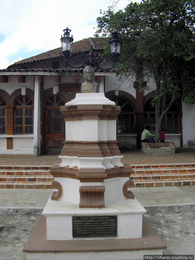 Памятник у арки Кармен Сан-Кристобаль-де-Лас-Касас, Мексика
