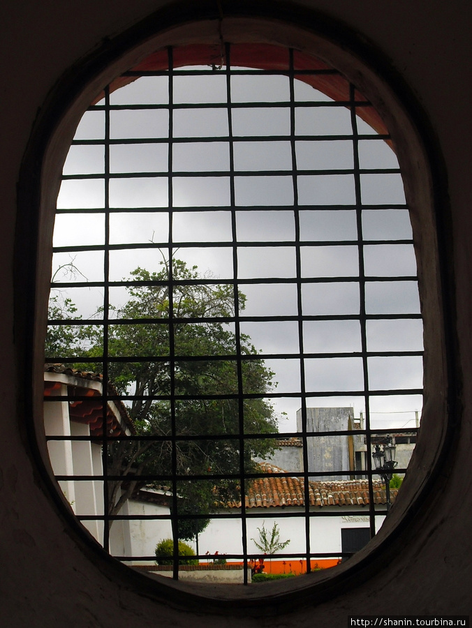 Окно в арке Кармен Сан-Кристобаль-де-Лас-Касас, Мексика