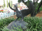 Статуя птицы