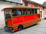 Автобус для туристов стилизован под старинный трамвай