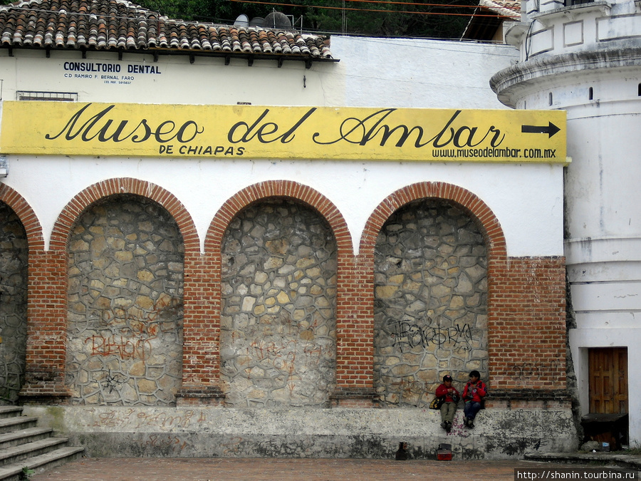 Стена у монастыря Сан-Кристобаль-де-Лас-Касас, Мексика