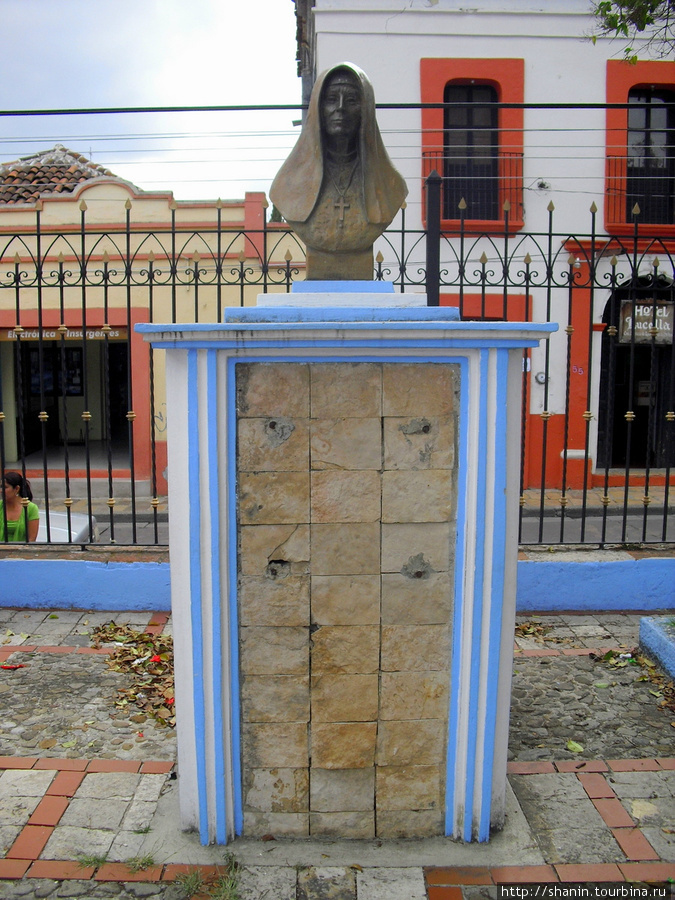 Памятник у церкви Святой Люции Сан-Кристобаль-де-Лас-Касас, Мексика