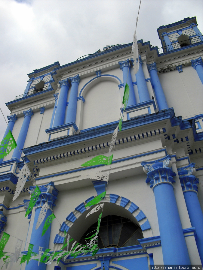 Церковь в синих тонах Сан-Кристобаль-де-Лас-Касас, Мексика