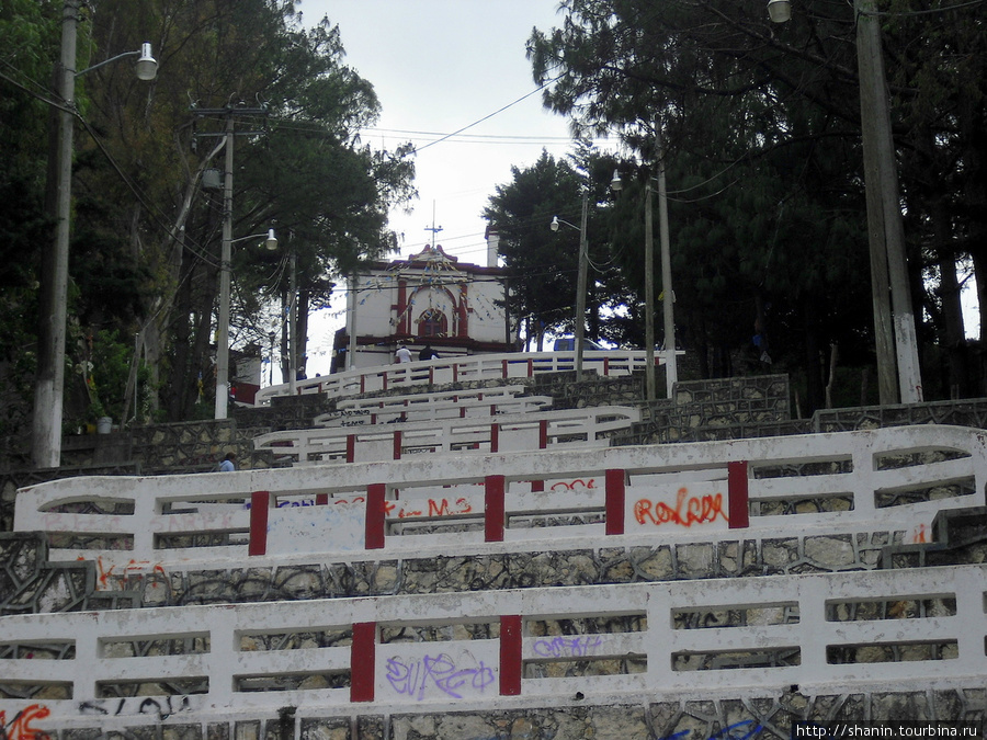 Лестница перед церковью Святого Кристобаля Сан-Кристобаль-де-Лас-Касас, Мексика