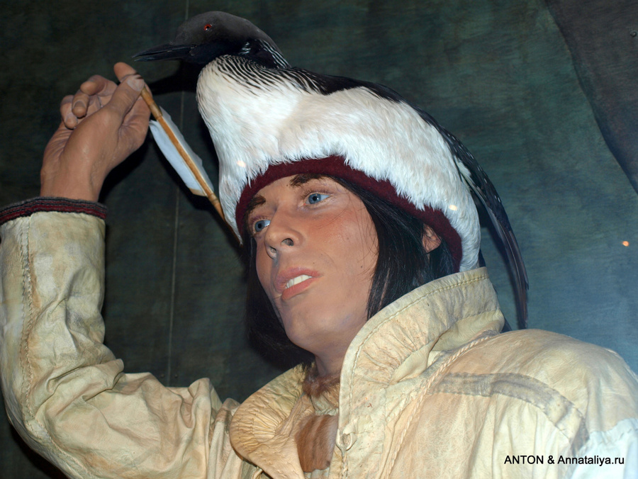 Саамский охотник 17 века в головном уборе в виде птицы Йоккмокк, Швеция