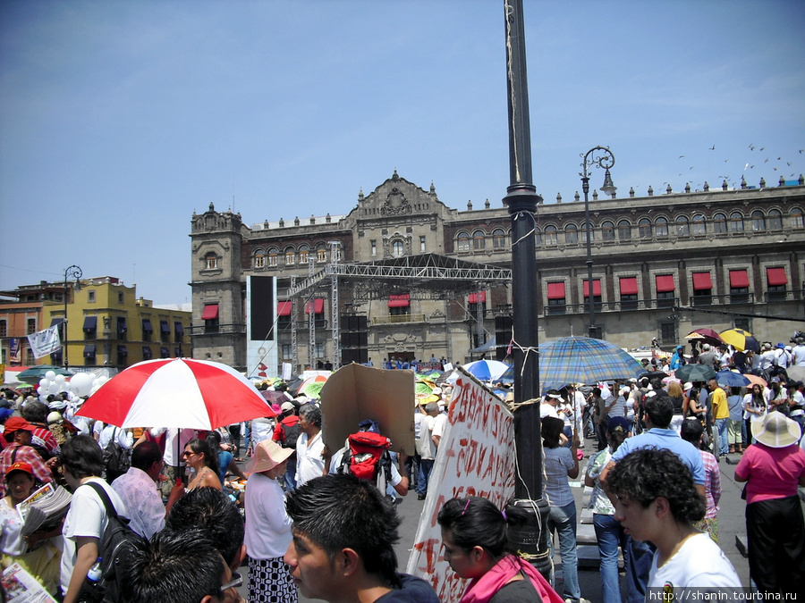 На центральной площади Мехико 8 мая 2011 годаНа центральной площади Мехико 8 мая 2011 года Мехико, Мексика