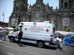 На центральной площади Мехико 8 мая 2011 года на всякий случай припаркованы машины скорой помощи