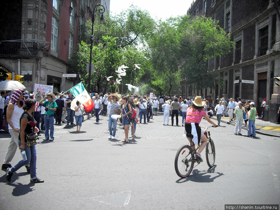 Народ постепенно расползается с флагами и транспарантами по соседним улицам Мехико, Мексика