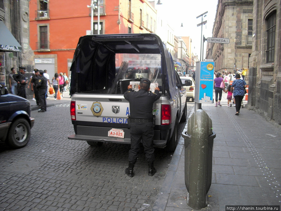 Полицейский пикап в одной из боковых улочек Мехико, Мексика