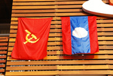 герб Лаоса с 1975 года «серп и молот» но впоследствии он был заменен. Но такие флаги висят везде, а зачем добру пропадать...