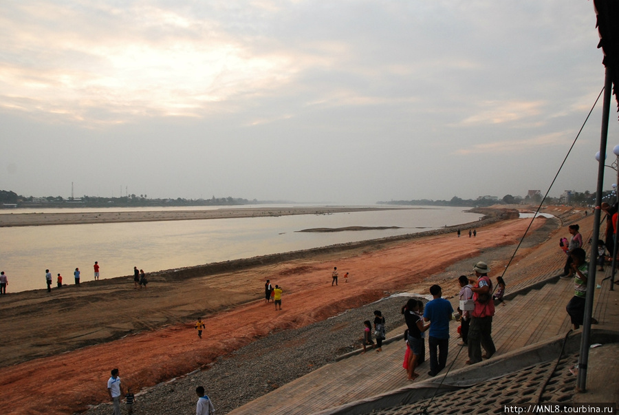 лаосский берег Меконга, тут идет строительство набережной Вьентьян, Лаос