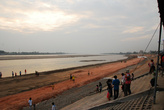 лаосский берег Меконга, тут идет строительство набережной