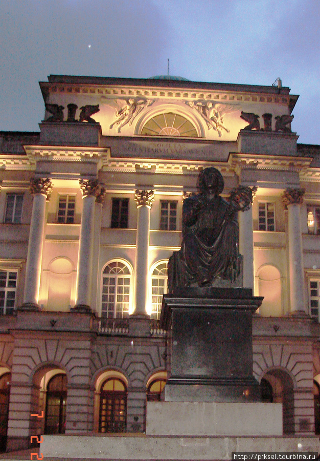 Дворец Сташица, ныне здание Польской академии наук.  На переднем плане памятник Николе Копернику. Варшава, Польша