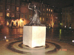 Рыночная площадь. В центре монумент Варшавская сирена, которая согласно преданиям есть Хранительница (Берегиня) столицы. а заодно и символ (бренд) города.