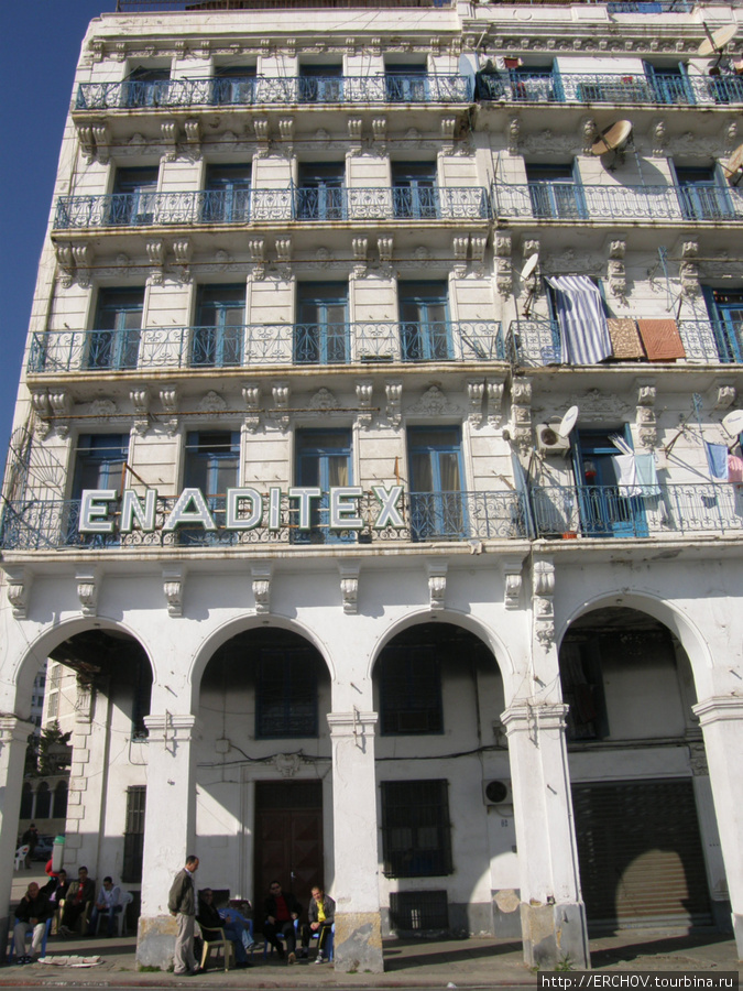 Здесь и далее — здания в центре города построенные при французах. Алжир, Алжир