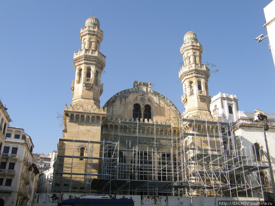 Мечеть возле входа в старый город. Алжир, Алжир