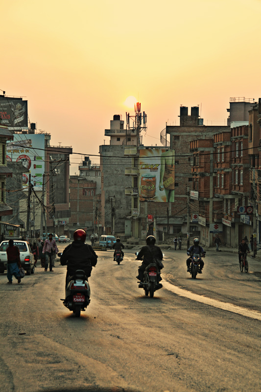 Рассвет в Катманду. Мы только въехали в город. Индия