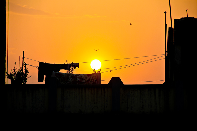Жители сушат белье на крышах Индия