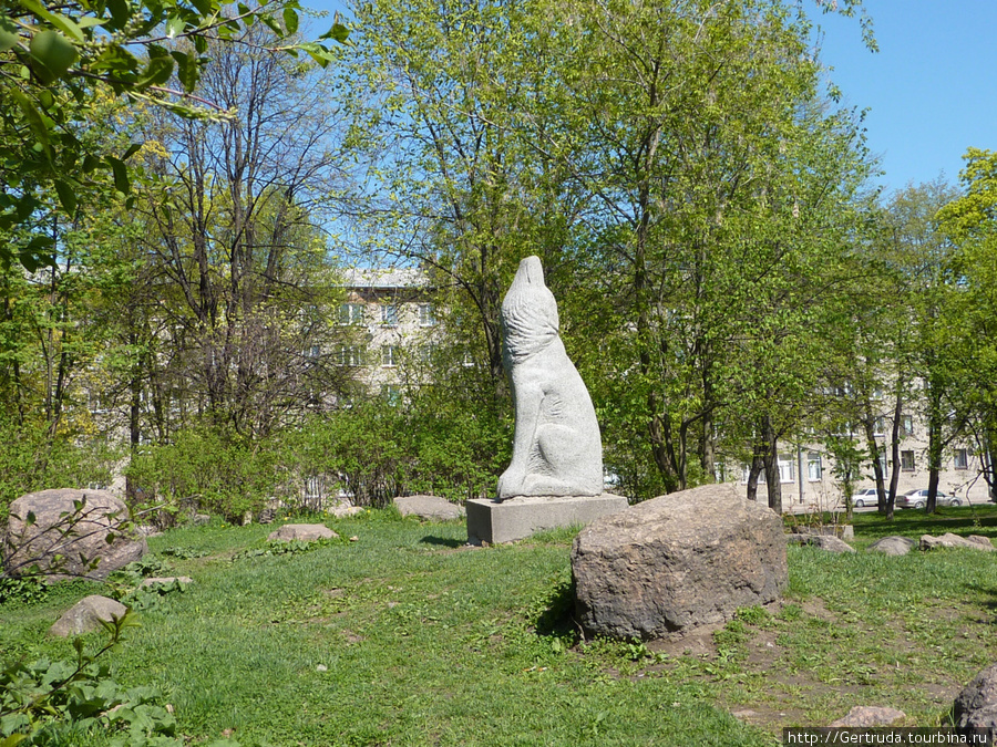 Воющий волк в садике скульптур. Выборг, Россия