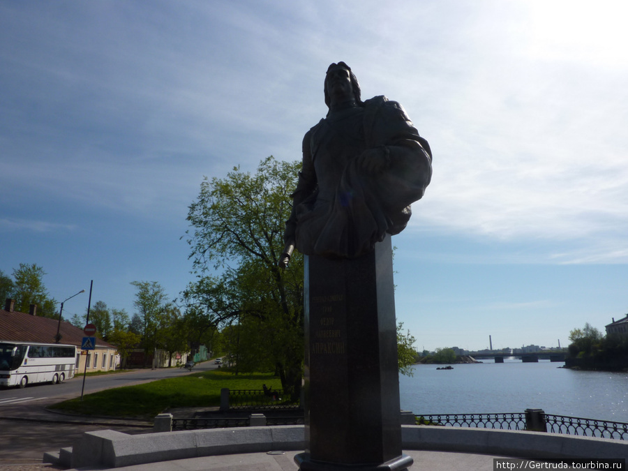 Памятник графу, генерал-адмиралу Ф.М. Апраксину. Выборг, Россия