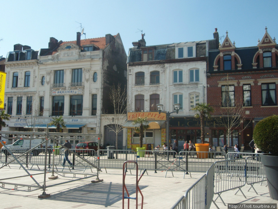 Домики постарше как-то в ужасе сгрудились при виде сооружаемой на площади сцены Туркуэн, Франция