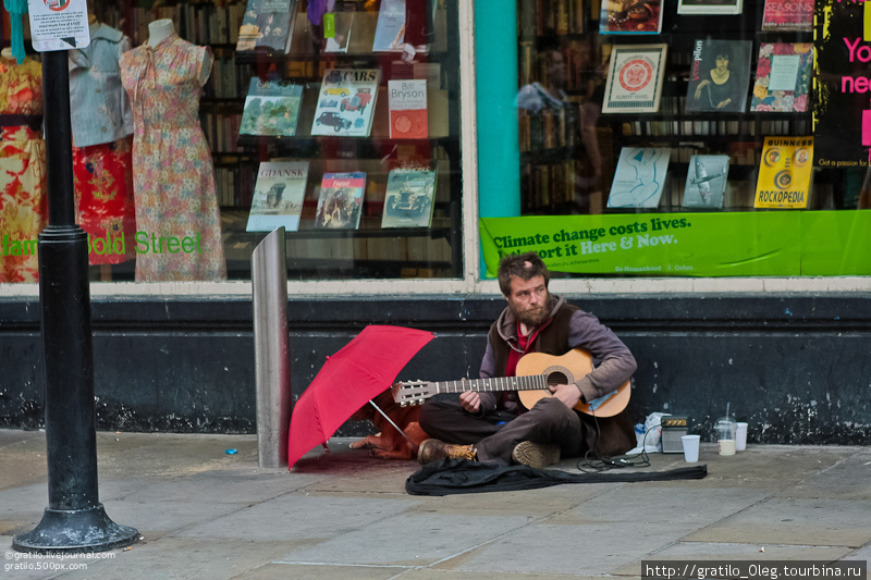 Ливерпуль — город свободы. Этот парень — бедный, свободный ливерпулец и у него есть гитара. Ливерпуль, Великобритания