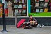 Ливерпуль — город свободы. Этот парень — бедный, свободный ливерпулец и у него есть гитара.