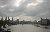 City of London — бизнес-центр слева на фотографии. Узнаваемое здание — огурец или сигара