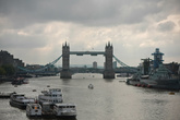 Тауэрский мост — самый популярный и узнаваемый в Лондоне. Можно пойти на экскурсию внутрь, подняться наверх и спуститься вниз к двигателям, которые поднимают мост.