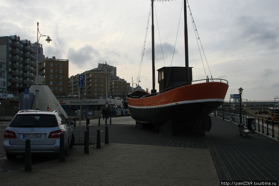 один из этих корабликов не в своей стихии Гаага, Нидерланды