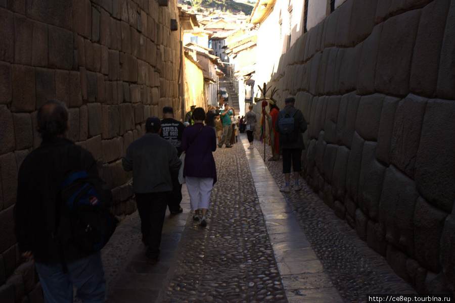 Многие улицы в центре узки Куско, Перу