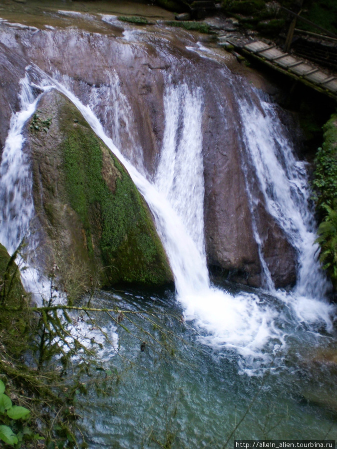 Один из 33 водопадов в долине реки Шахе Сочи, Россия